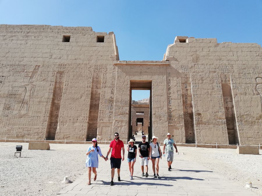 Luxor trip mini from Hurghada, guests in Medinet Habu